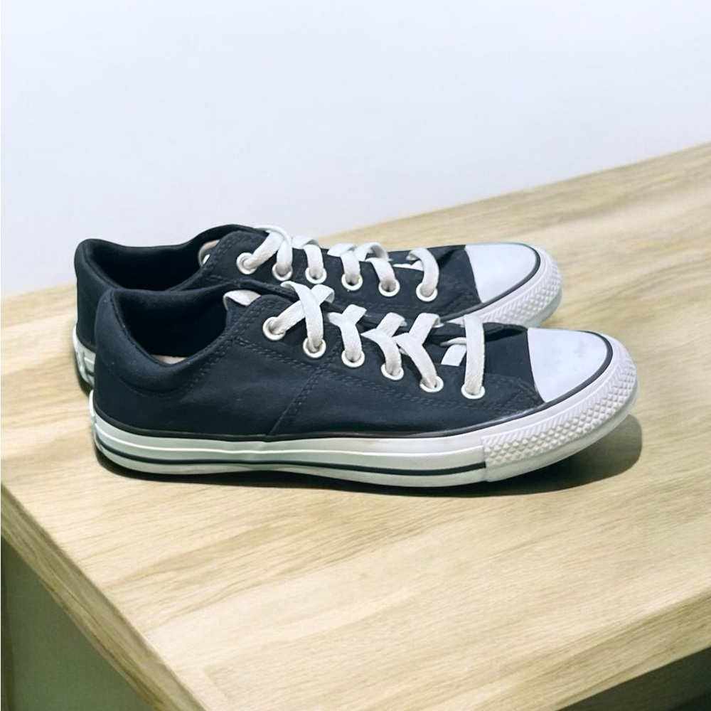 Converse Chuck Taylor All Star Women’s Black & White Sneaker Shoes Size 9.